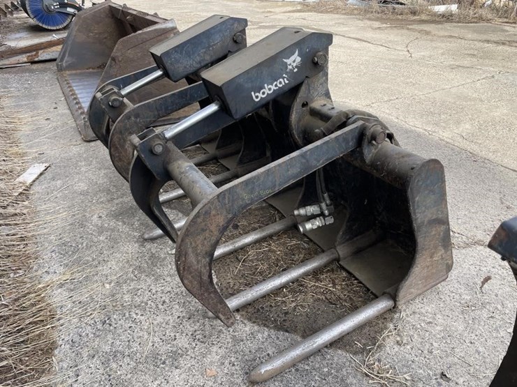 bobcat-universal-attach-64"-grapple-bucket-image-1