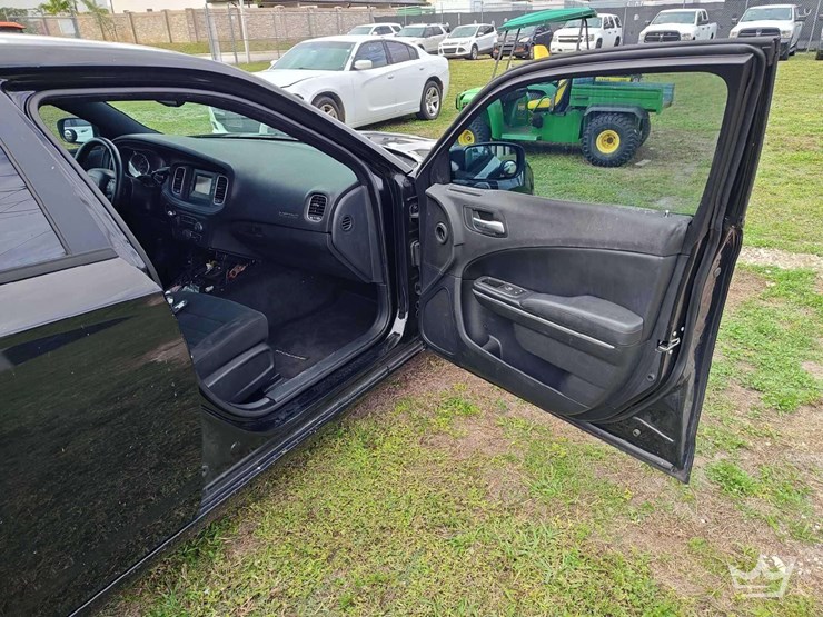 2015-dodge-charger-sedan-image-25