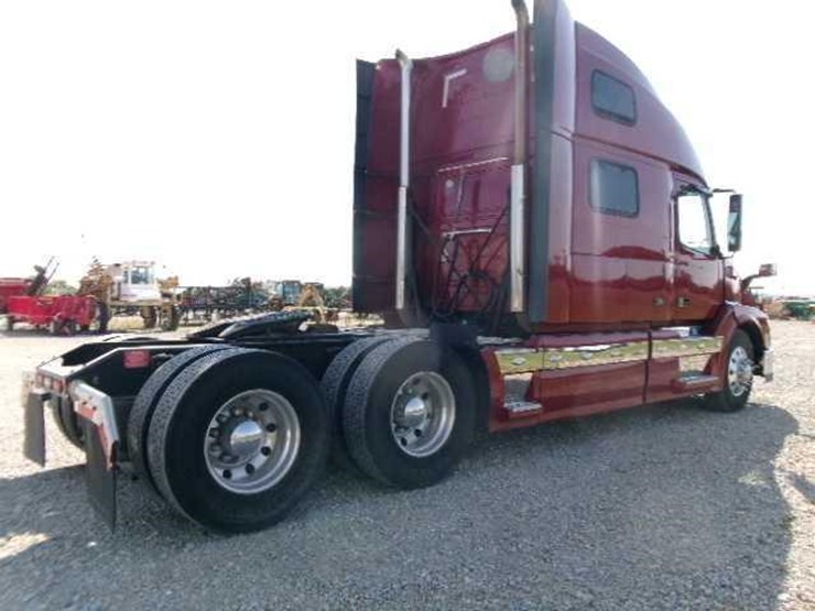 2014-volvo-vnl64t780-image-14