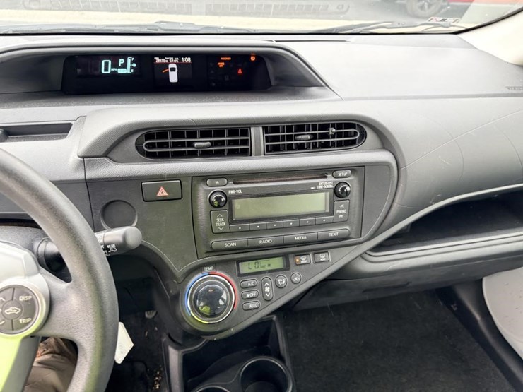 2014-toyota-prius-c-sedan-image-13