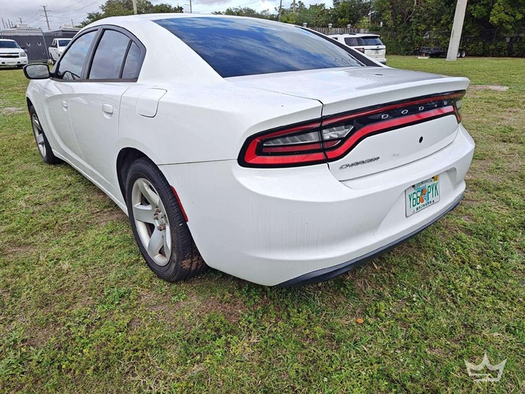 2017-dodge-charger-sedan-image-4