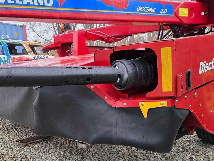 2020-new-holland-210-image-35