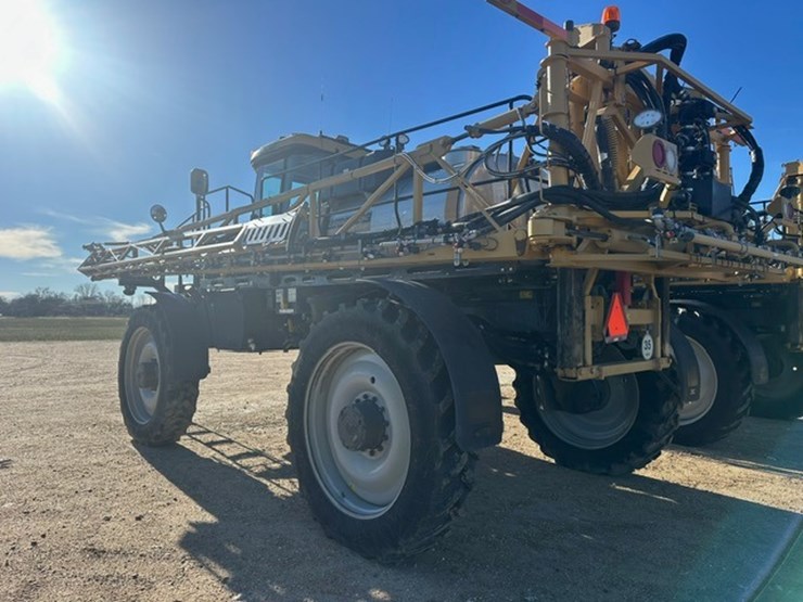 #4295-•-**rogator-900c-4x4-self-propelled-sprayer-agca0900lnnnl1061-image-2