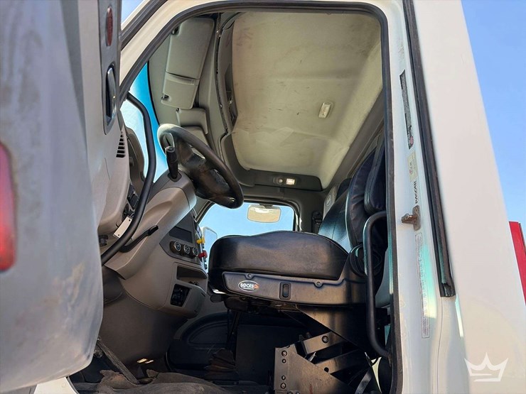 2013-peterbilt-567-image-12