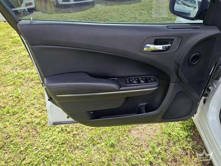 2012-dodge-charger-sedan-image-24