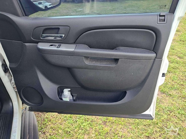 2012-chevrolet-tahoe-image-17