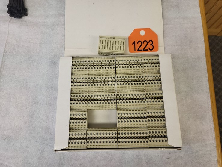 (20)-siemens-din-rail-10-space-connector-blocks---tag-#1223-image-1