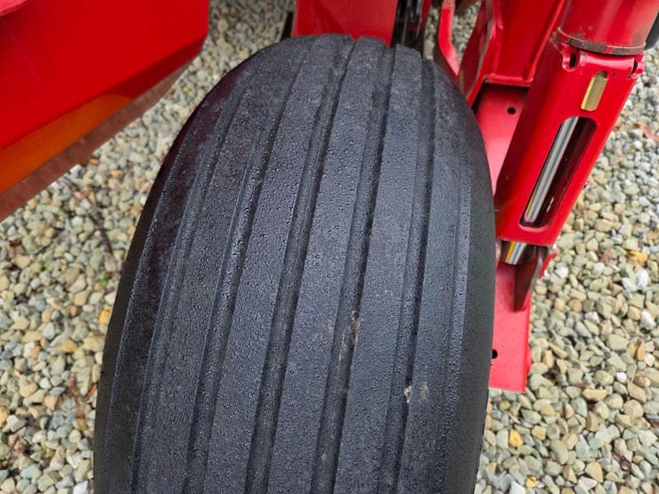 2020-new-holland-210-image-7