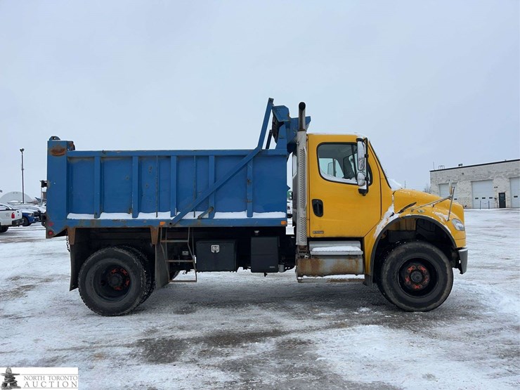 2011-freightliner-m2-106-image-8