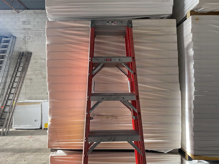 #2773-•-titan-8'-fiberglass-ladder-image-5