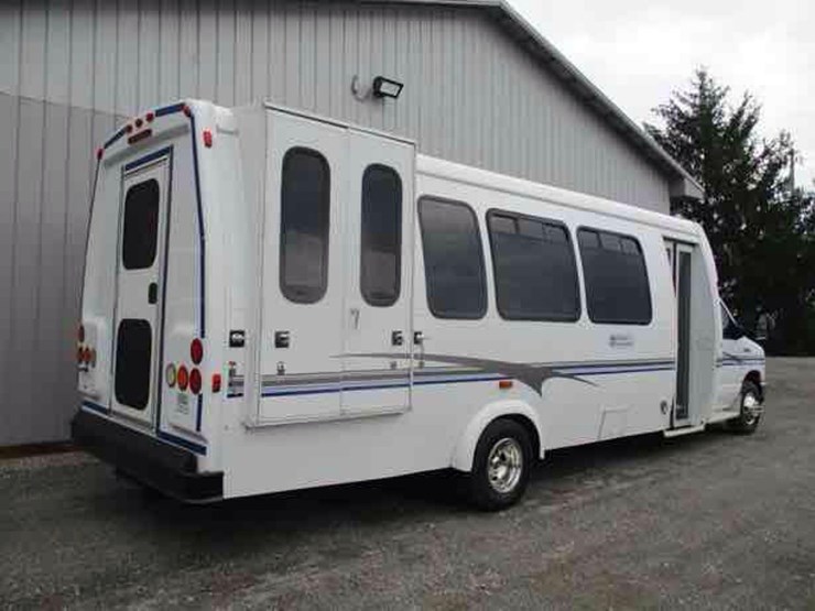 2013-ford-e450-image-3