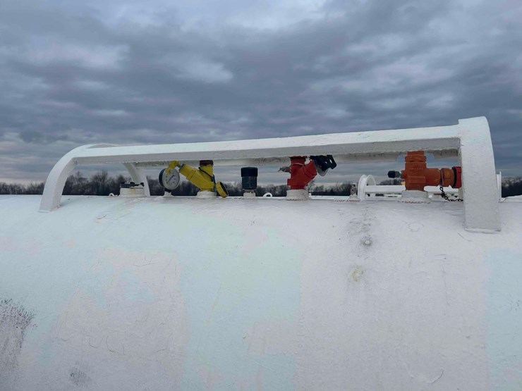 1000-gal.-nh3-tank-on-gear-#84-image-5