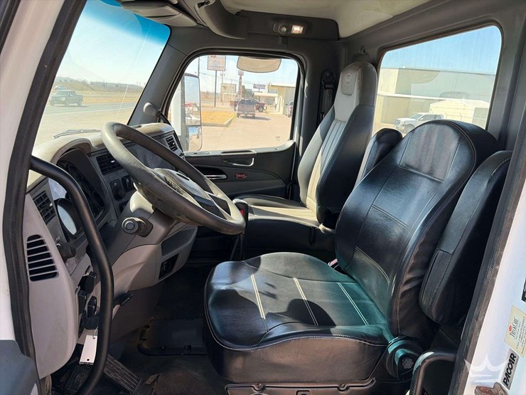2013-peterbilt-567-image-13
