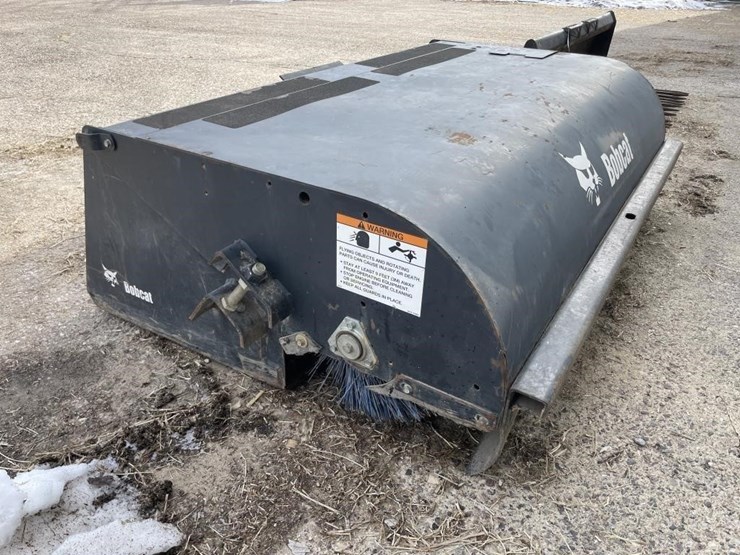 bobcat-72"-universal-attach-broom-sweeper-image-3