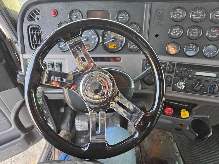 2013-peterbilt-388-image-86