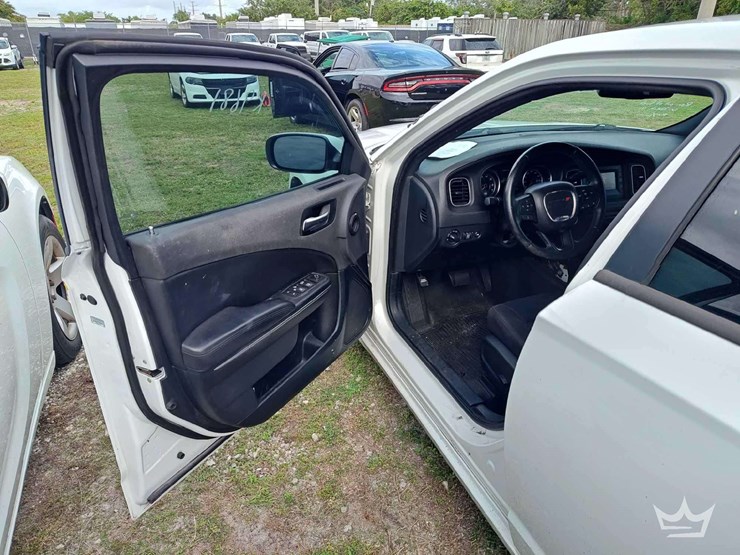 2017-dodge-charger-sedan-image-31