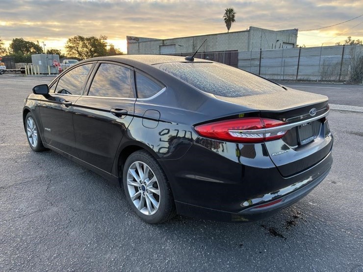 2017-ford-fusion-sedan-image-4