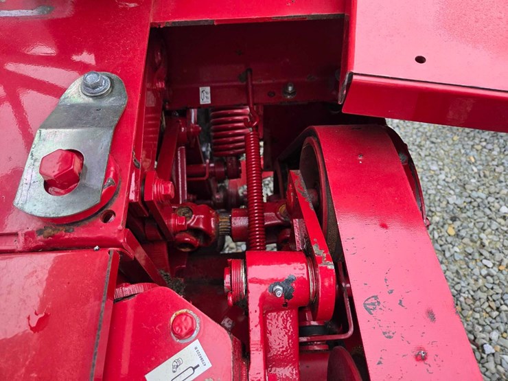 2020-new-holland-210-image-15