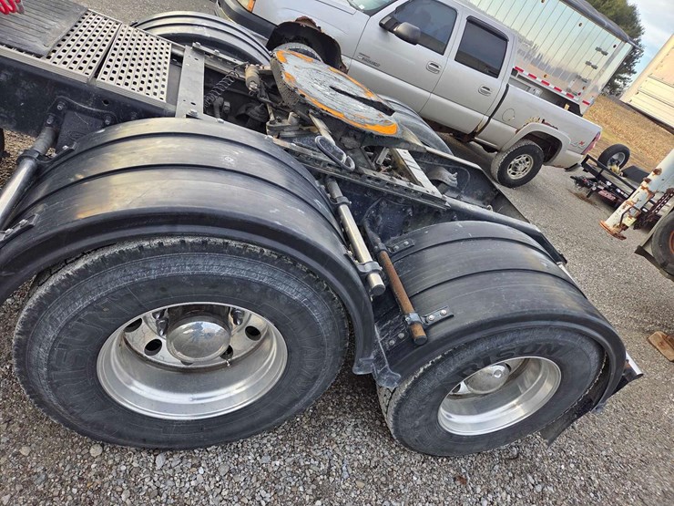 2013-peterbilt-388-image-28