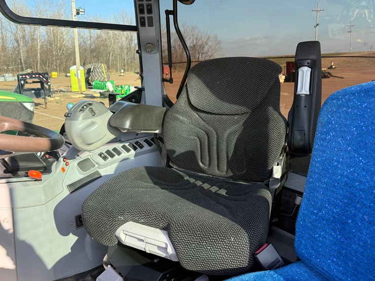 new-holland-t6070-image-22