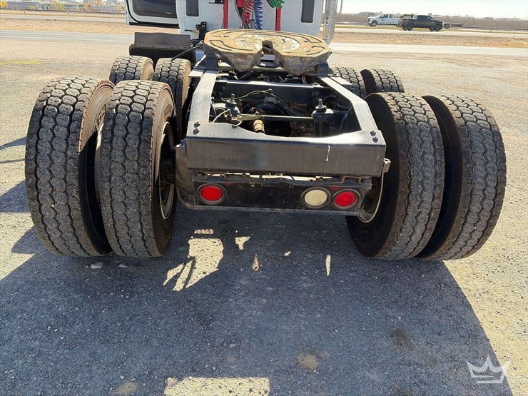 2015-peterbilt-567-image-21