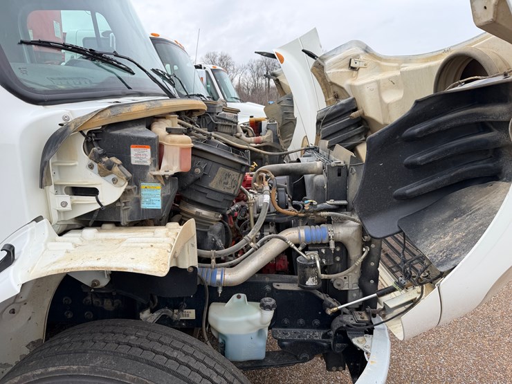 2016-freightliner-m2-106-image-28