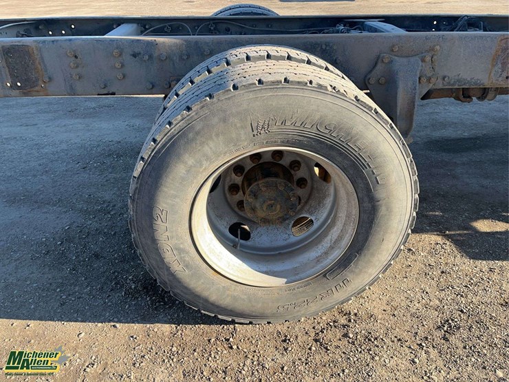 2005-freightliner-m2-106-image-12