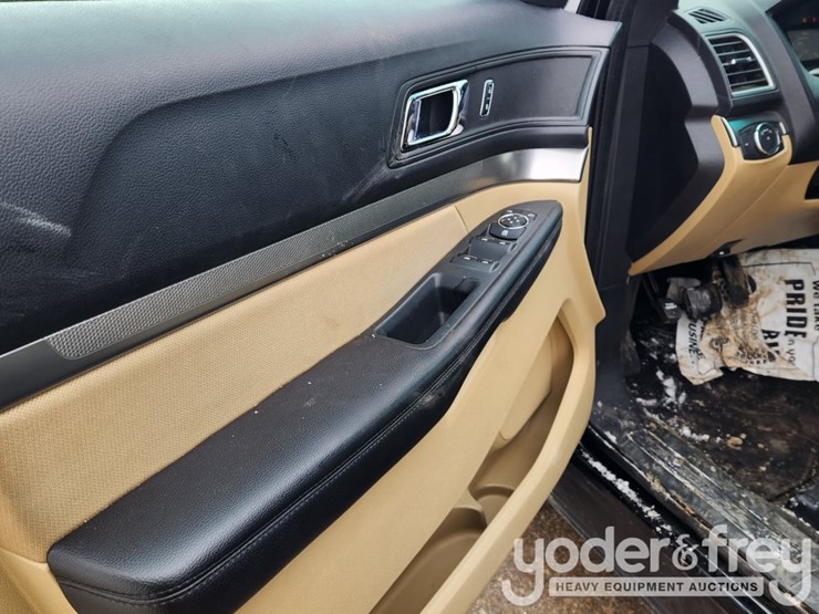 2016-ford-explorer-image-16