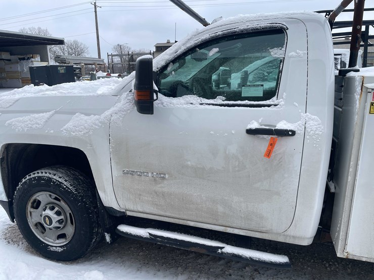 2017-chevrolet-2500-image-26