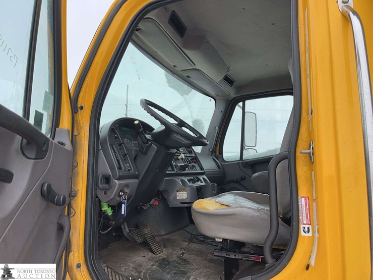 2011-freightliner-m2-106-image-17