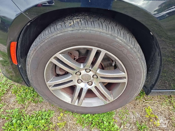 2015-dodge-charger-sedan-image-39