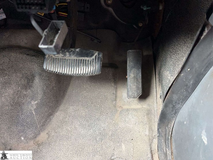 2005-ford-e-series-s/a-24-passenger-bus-image-24