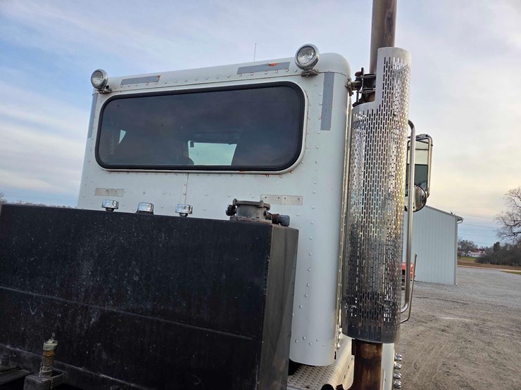 2013-peterbilt-388-image-3