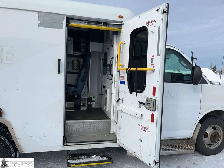 2017-chevrolet-express-s/a-ambulance-image-30