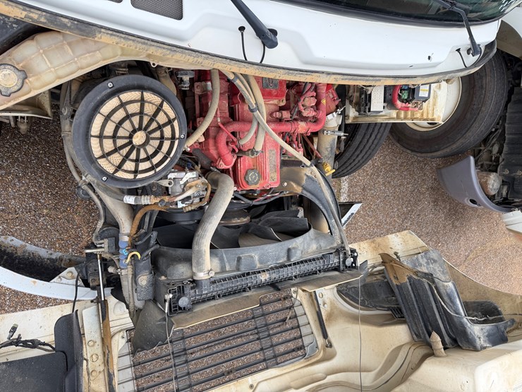 2016-freightliner-m2-106-image-27