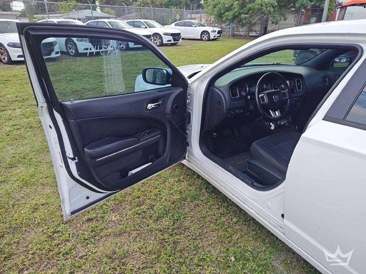 2013-dodge-charger-sedan-image-39