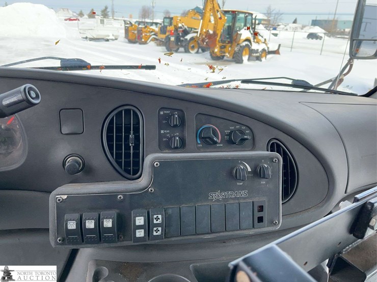 2005-ford-e-series-s/a-24-passenger-bus-image-16