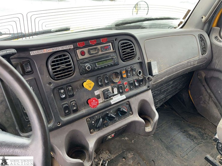 2016-freightliner-m2-106-image-18