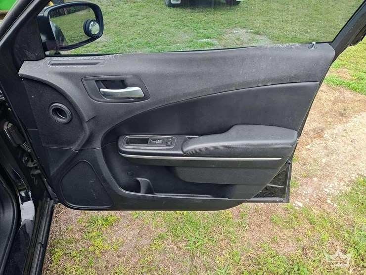 2015-dodge-charger-sedan-image-16