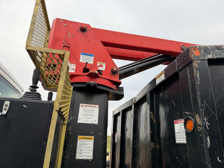 2016-freightliner-m2-106-image-24