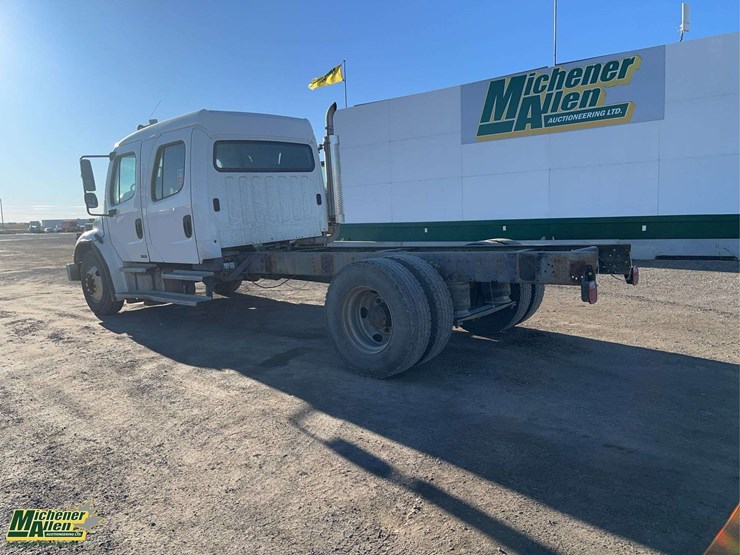 2005-freightliner-m2-106-image-3