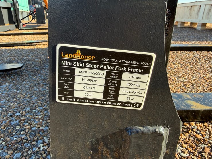 #7862-•-mini-skid-steer-pallet-forks-image-3