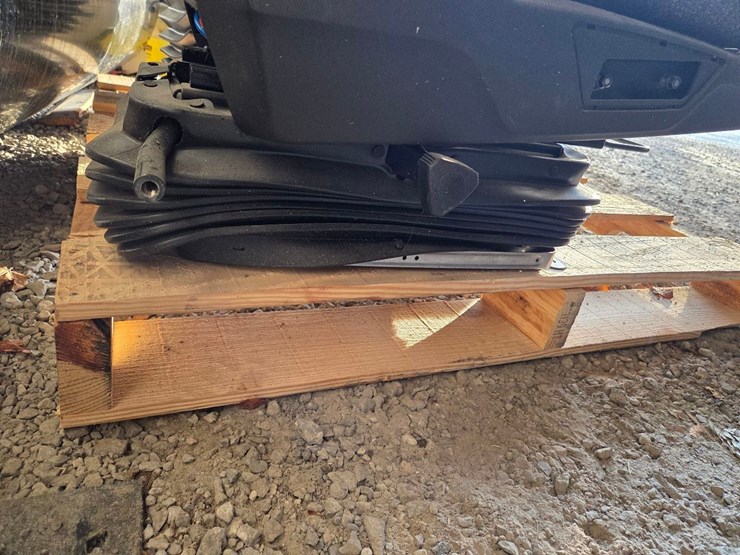 semi-driver-seat,-like-new-image-9