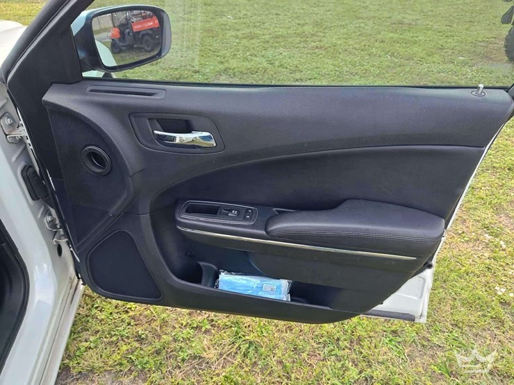 2013-dodge-charger-sedan-image-24