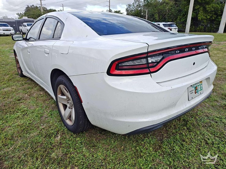 2017-dodge-charger-sedan-image-4