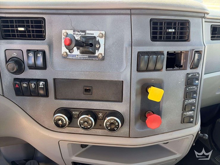 2015-peterbilt-567-image-17