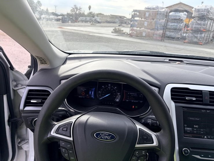 2015-ford-fusion-sedan-image-14