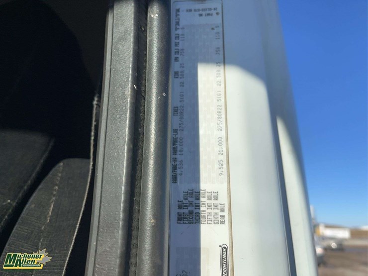 2005-freightliner-m2-106-image-25