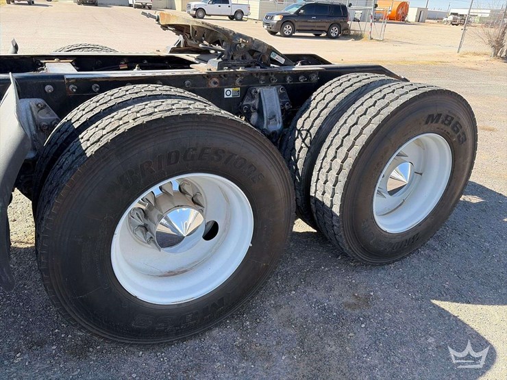 2013-peterbilt-567-image-23