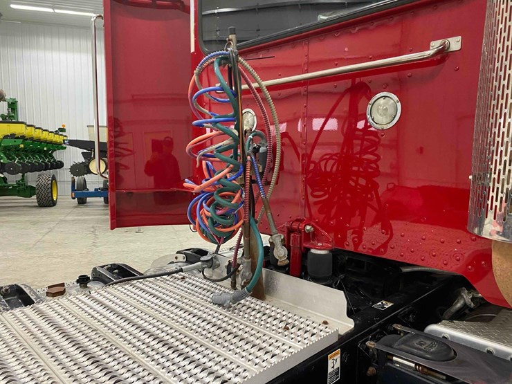 2014-peterbilt-365-image-22